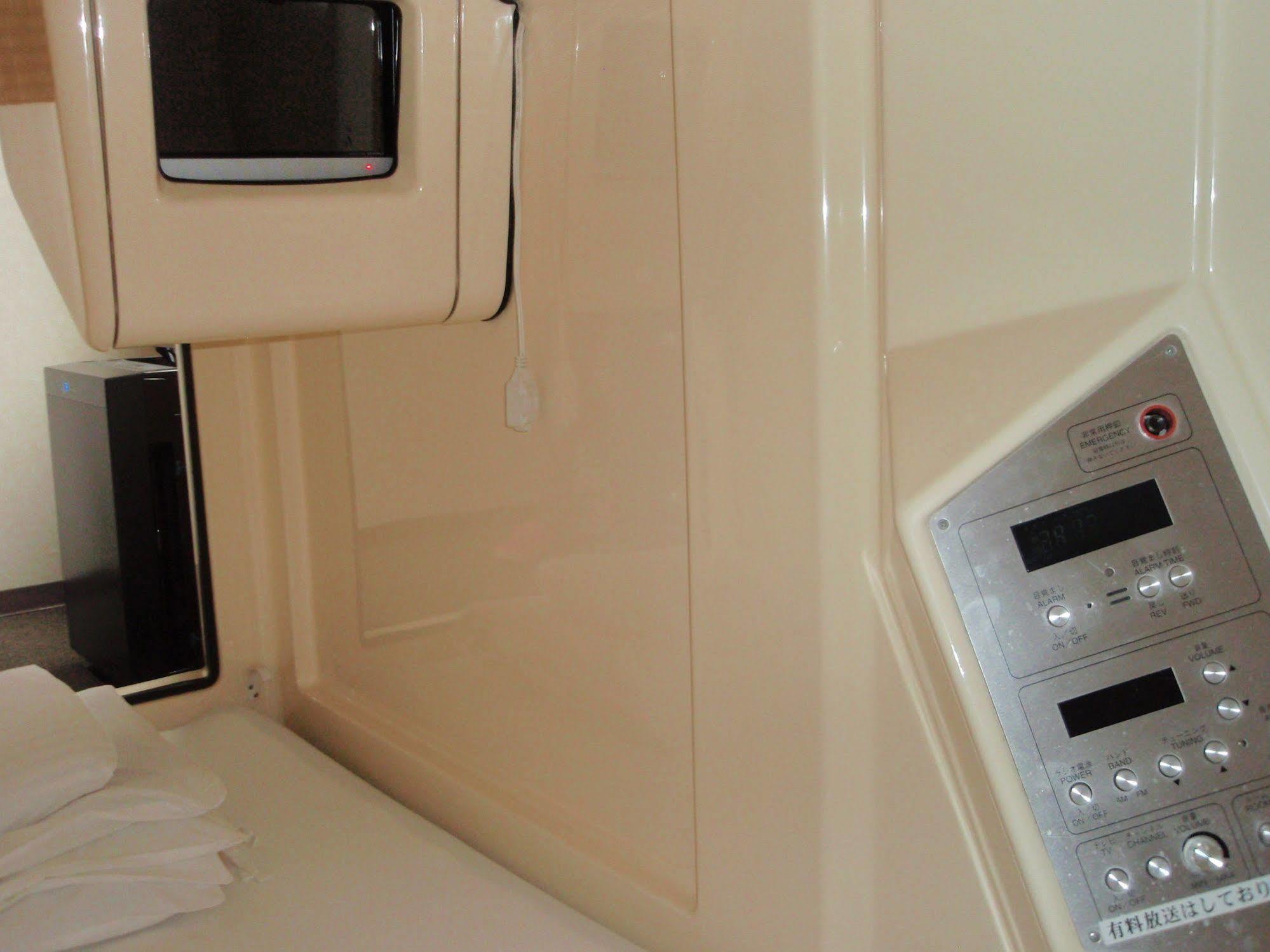 Capsule Hotel Kobe Sannomiya (Adults Only) Екстер'єр фото